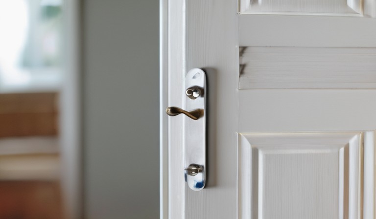 Spray Painting Door Handles: A Quick and Easy Way to Update Your Home Decor